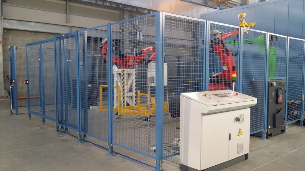 Cella robotica di saldatura protetta da recinzione di sicurezza