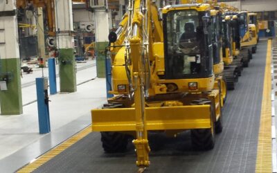 Sistema di trasporto realizzato con tappeto plastico ideato per assemblaggio di macchine operatrici lungo la linea di montaggio