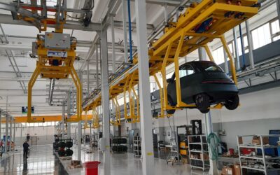 Linea per assemblaggio finale vettura Microlino, realizzata con sistema di trasporto aereo Automotore e mono tapparella per avanzamento a terra della vettura.