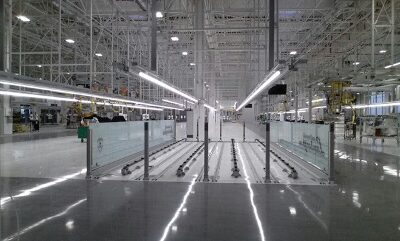 Linea di produzione automotive con binari e illuminazione industriale