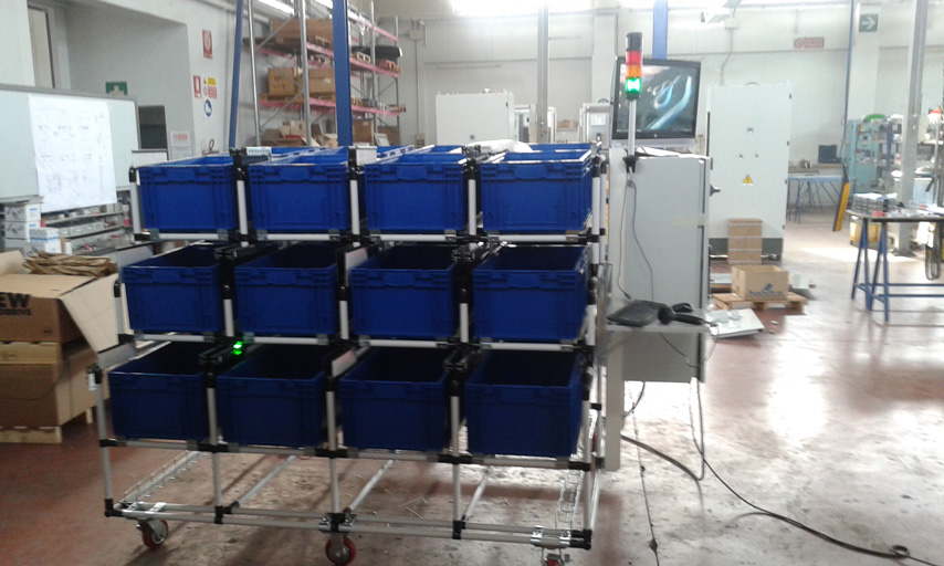 Postazione picking elettronico con cassettiere e PC integrato