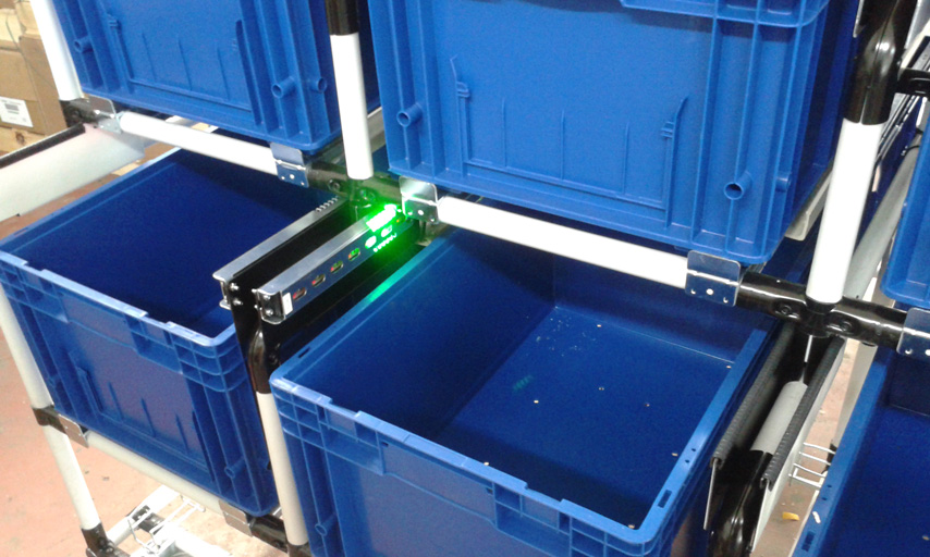 Sistema pick to light con contenitori blu per logistica industriale