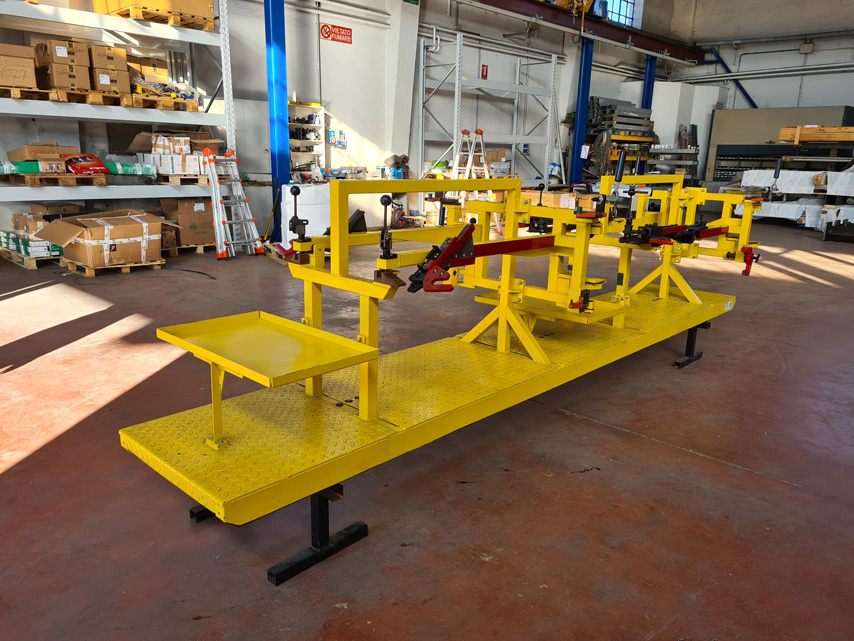 Vista laterale completa di banco da lavoro modulare con supporti meccanici