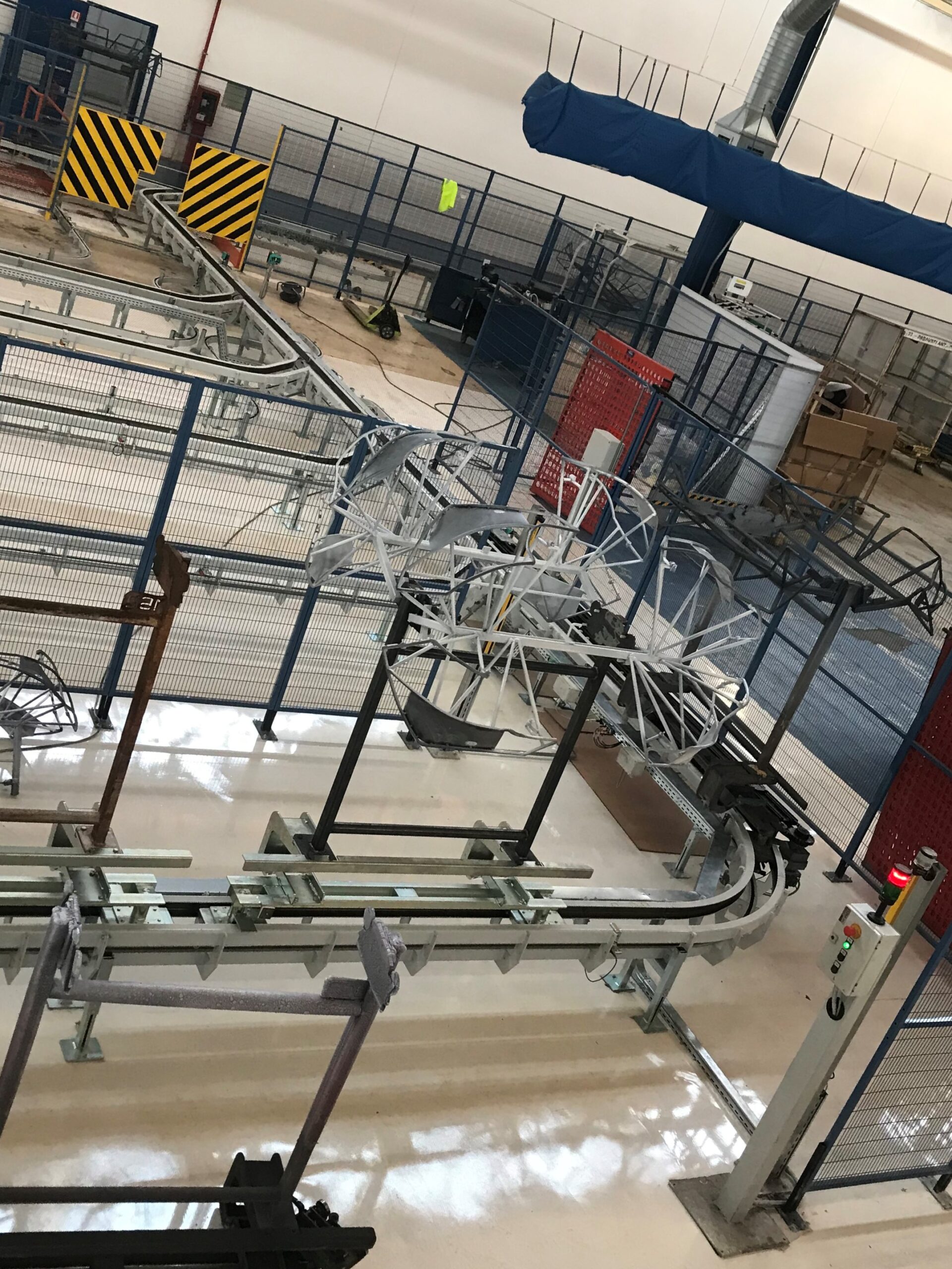 Impianto di movimentazione industriale con rulli e struttura metallica progettato per garantire precisione e affidabilità nei processi produttivi.