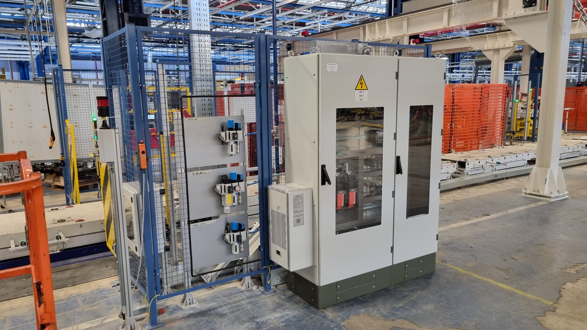 Quadro elettrico di comando e controllo per linea di produzione industriale, completo di sistemi di sicurezza e componenti pneumatici integrati.