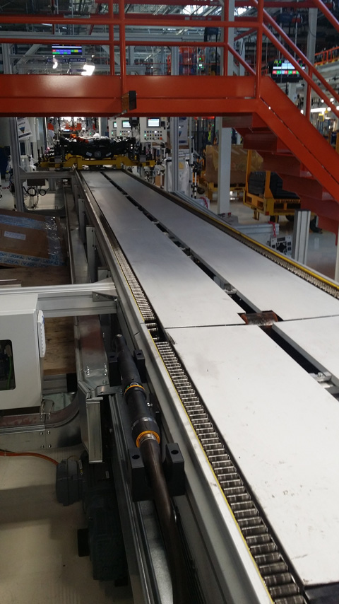 Linea automatizzata con cinghie motorizzate per il trasporto industriale di componenti su due binari